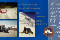 Propagační materiál s podpisy úspěšné expedice, jejíž členové v roce 1973 sjeli jako první lidé světa himalájskou řeku. Byla to Dudh Kosí.